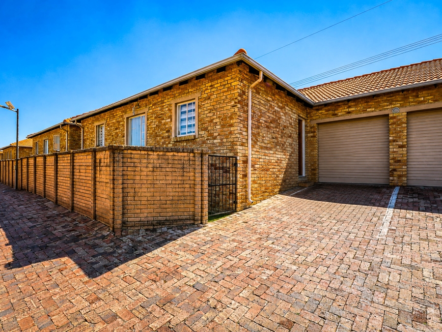 3 Bedroom Property for Sale in Kosmosdal Gauteng