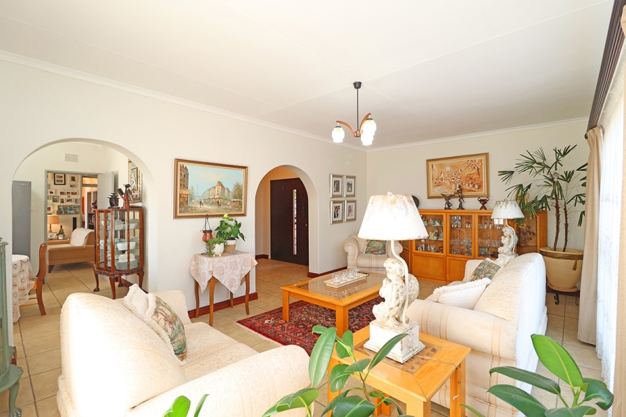 4 Bedroom Property for Sale in Helikonpark Gauteng