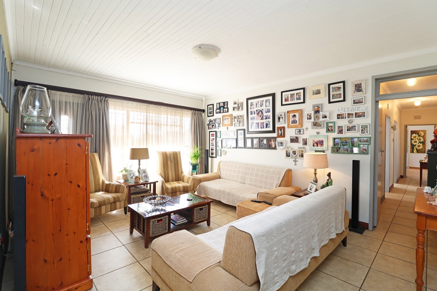 4 Bedroom Property for Sale in Helikonpark Gauteng