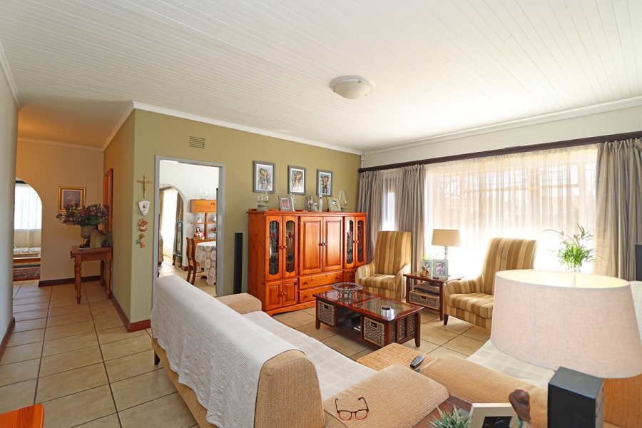 4 Bedroom Property for Sale in Helikonpark Gauteng