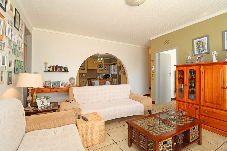 4 Bedroom Property for Sale in Helikonpark Gauteng