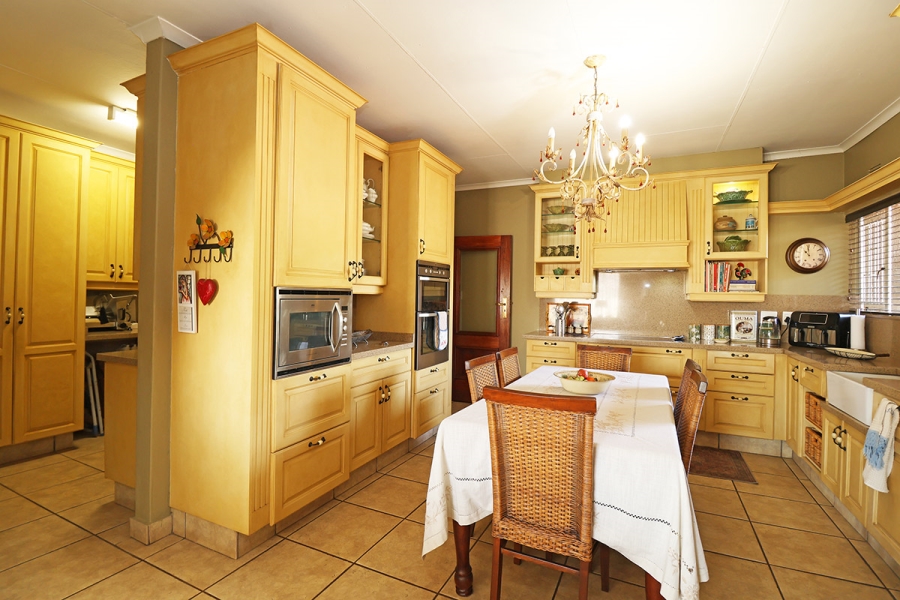 4 Bedroom Property for Sale in Helikonpark Gauteng