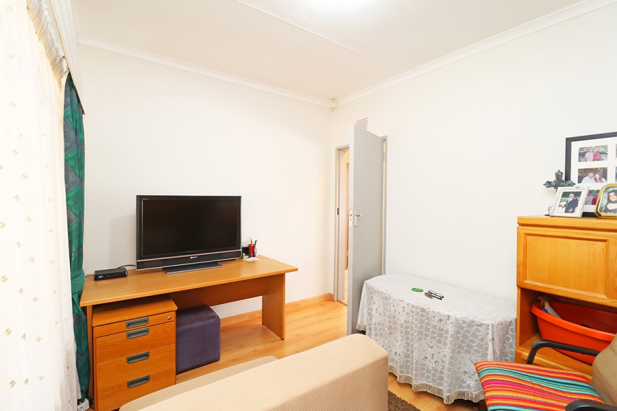 4 Bedroom Property for Sale in Helikonpark Gauteng
