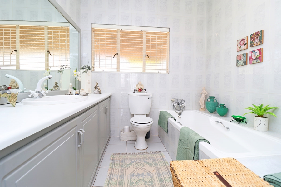 4 Bedroom Property for Sale in Helikonpark Gauteng