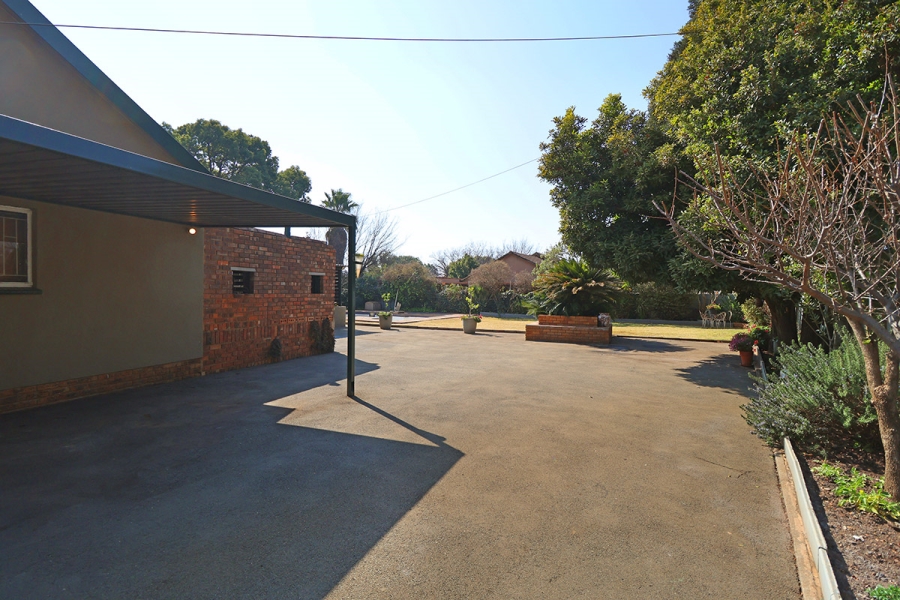4 Bedroom Property for Sale in Helikonpark Gauteng