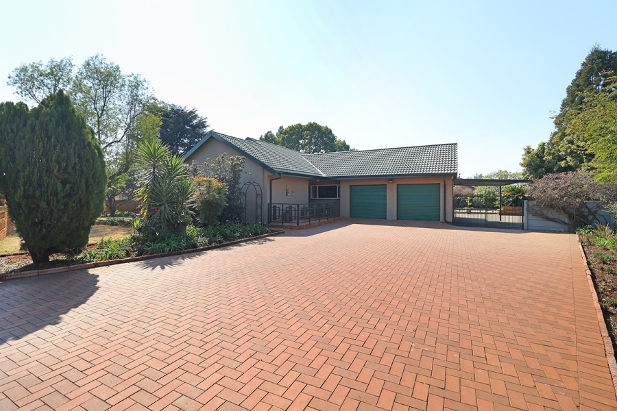 4 Bedroom Property for Sale in Helikonpark Gauteng