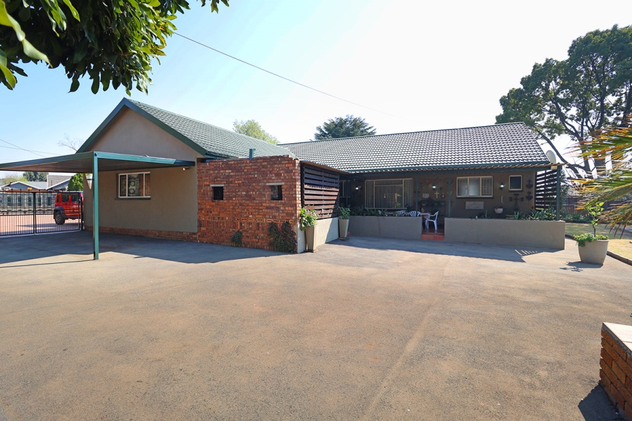 4 Bedroom Property for Sale in Helikonpark Gauteng