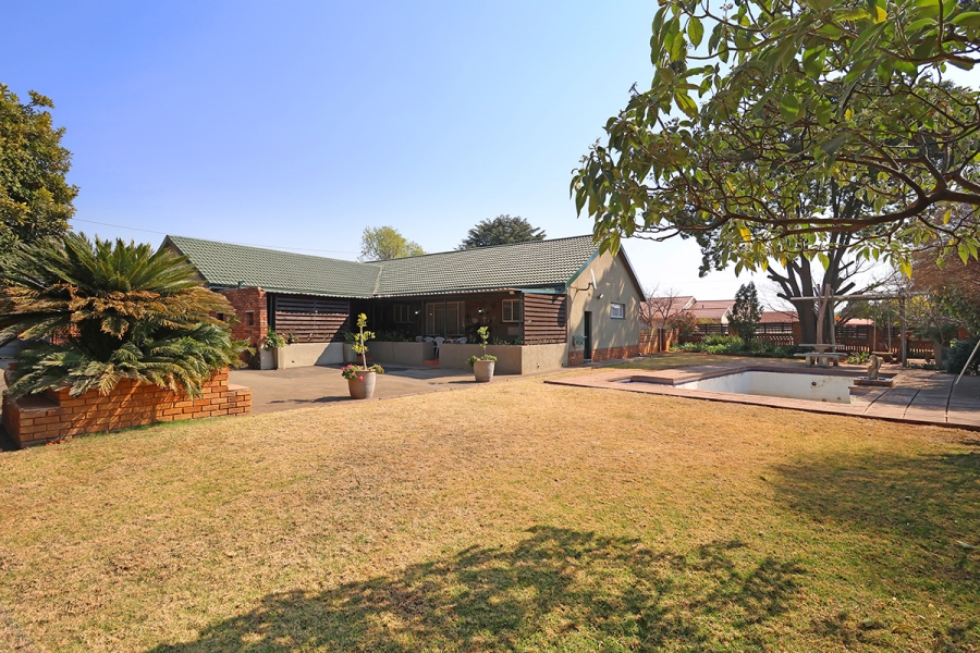 4 Bedroom Property for Sale in Helikonpark Gauteng