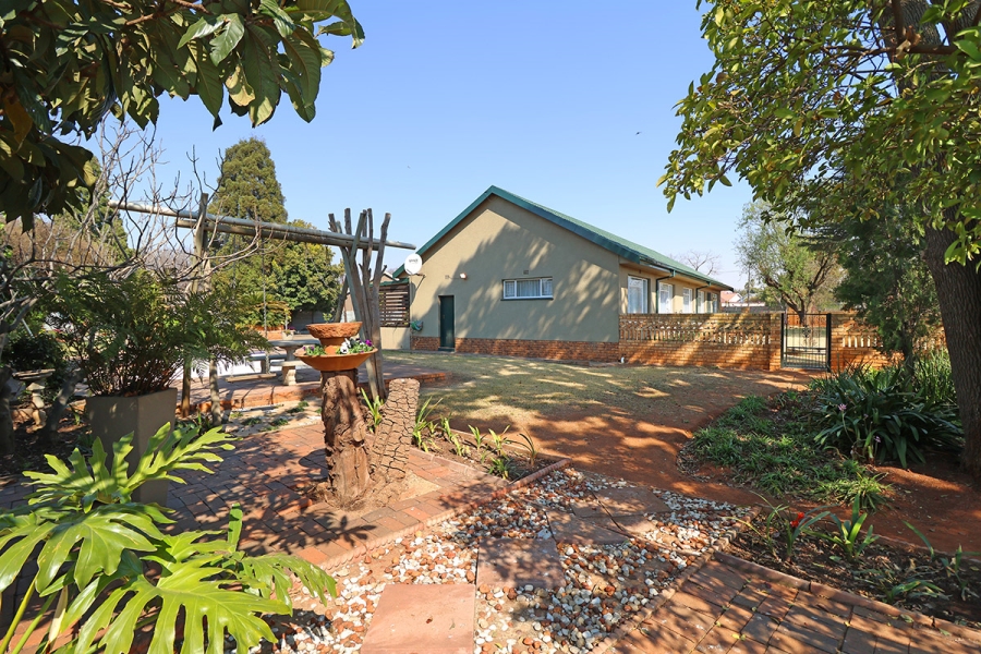 4 Bedroom Property for Sale in Helikonpark Gauteng