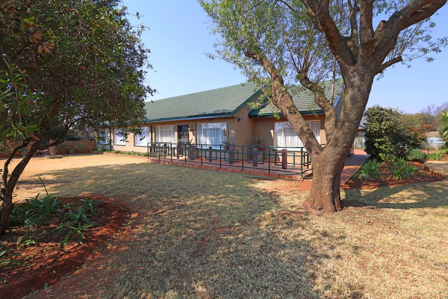 4 Bedroom Property for Sale in Helikonpark Gauteng