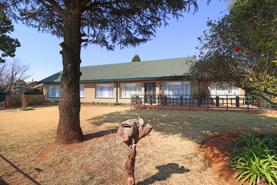 4 Bedroom Property for Sale in Helikonpark Gauteng