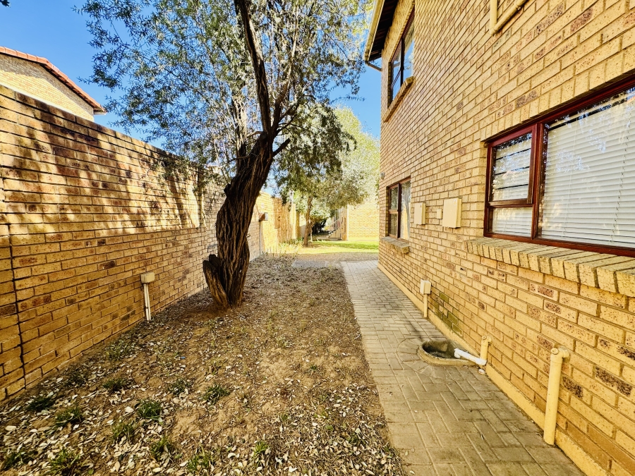 2 Bedroom Property for Sale in Maroeladal Gauteng
