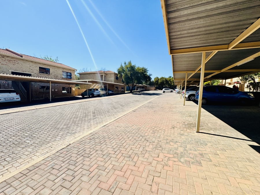 2 Bedroom Property for Sale in Maroeladal Gauteng
