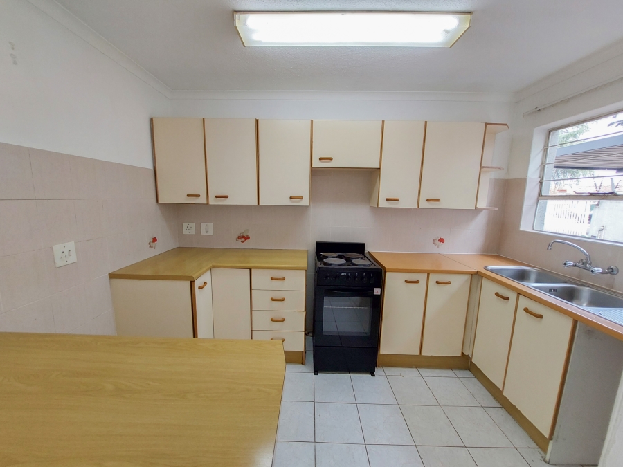 To Let 2 Bedroom Property for Rent in Fairland Gauteng
