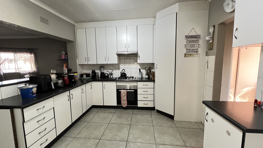 5 Bedroom Property for Sale in Greenhills Gauteng