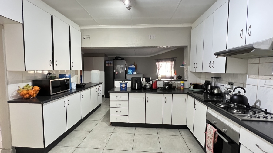 5 Bedroom Property for Sale in Greenhills Gauteng