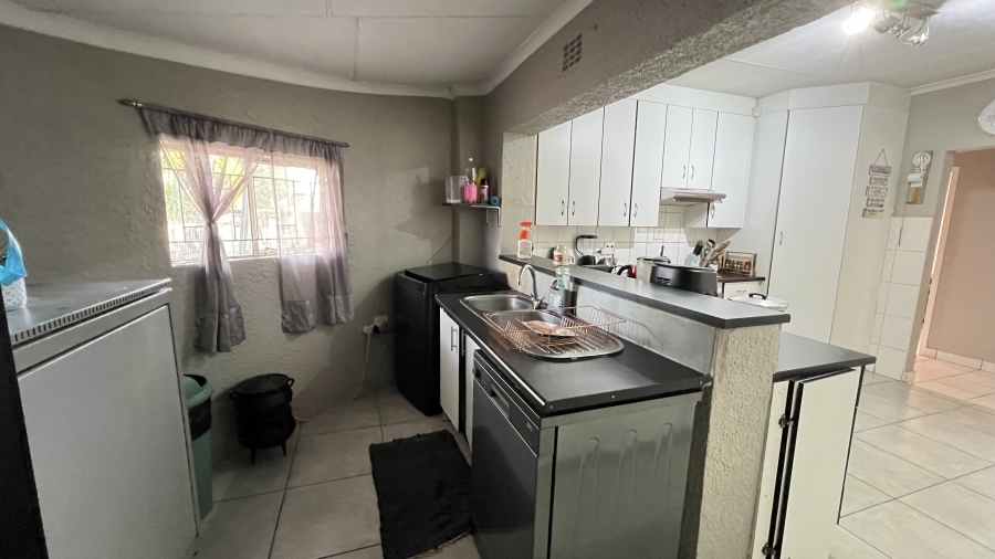 5 Bedroom Property for Sale in Greenhills Gauteng