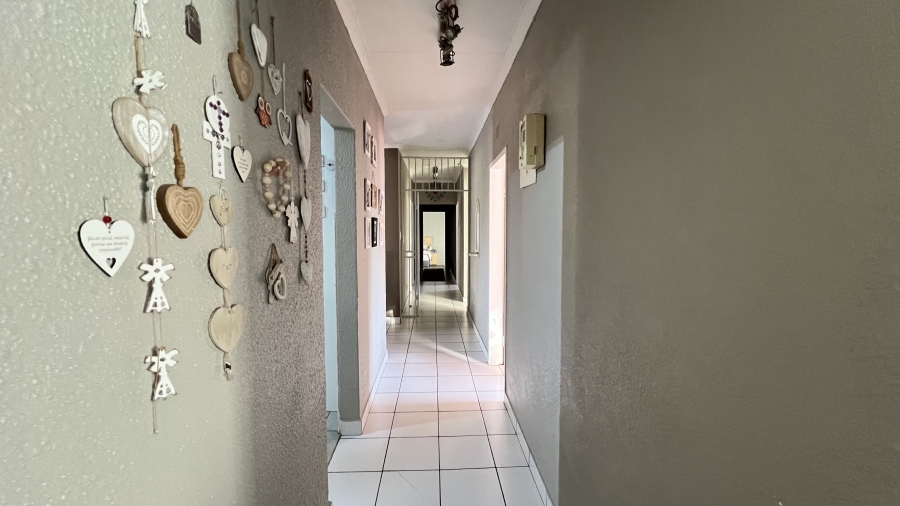 5 Bedroom Property for Sale in Greenhills Gauteng