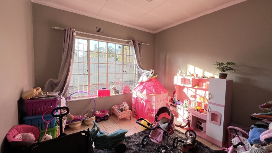 5 Bedroom Property for Sale in Greenhills Gauteng