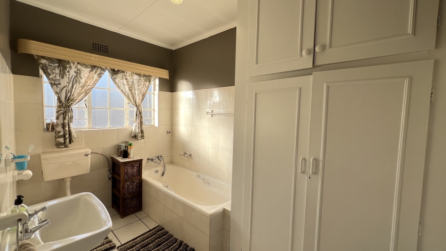 5 Bedroom Property for Sale in Greenhills Gauteng