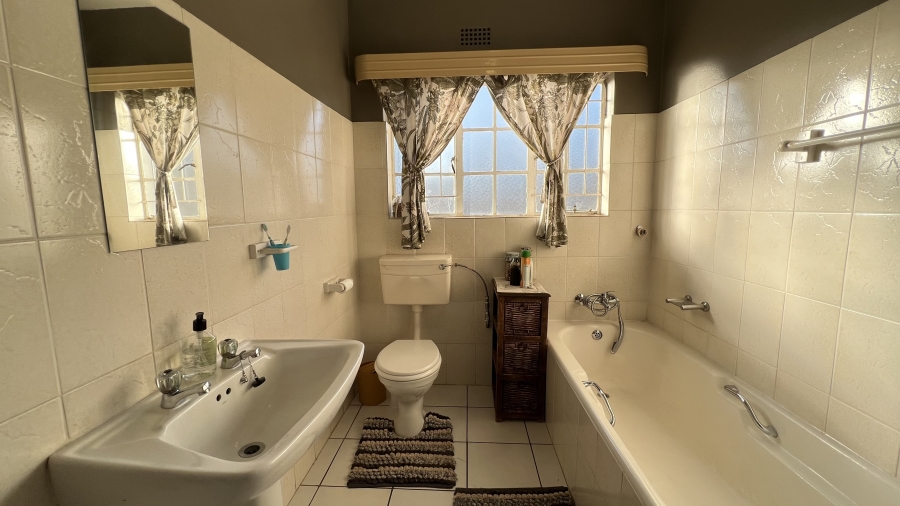 5 Bedroom Property for Sale in Greenhills Gauteng