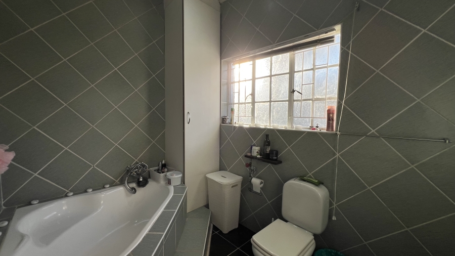 5 Bedroom Property for Sale in Greenhills Gauteng