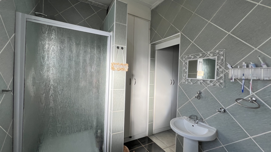 5 Bedroom Property for Sale in Greenhills Gauteng