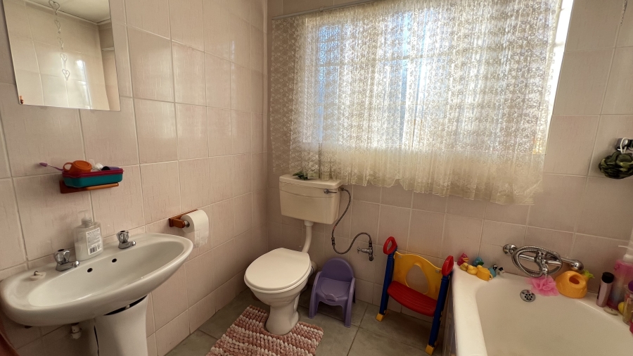 5 Bedroom Property for Sale in Greenhills Gauteng