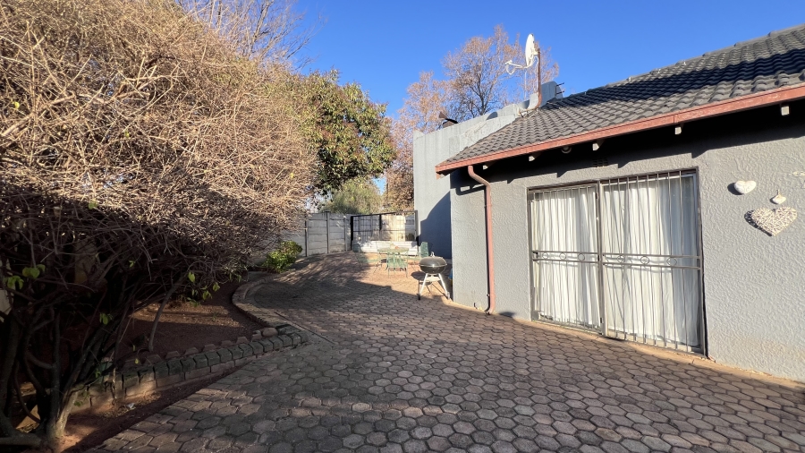 5 Bedroom Property for Sale in Greenhills Gauteng