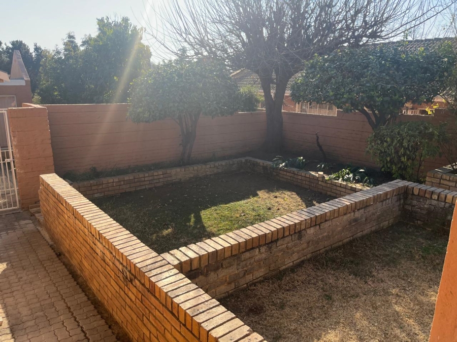 2 Bedroom Property for Sale in Buccleuch Gauteng