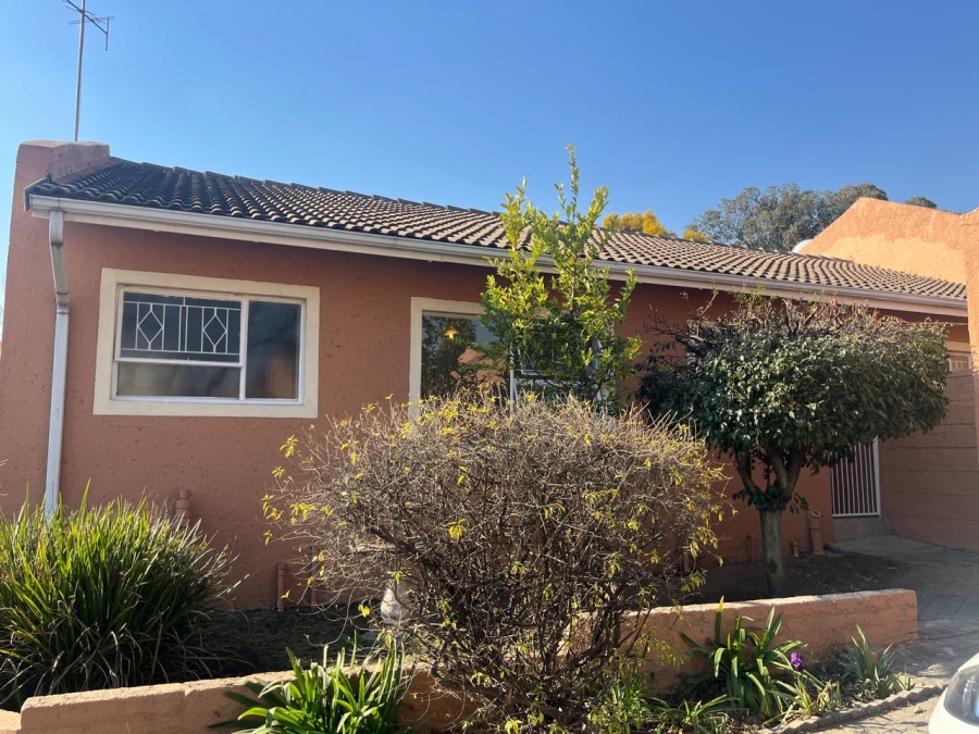 2 Bedroom Property for Sale in Buccleuch Gauteng
