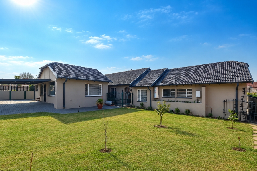 6 Bedroom Property for Sale in Helderkruin Gauteng