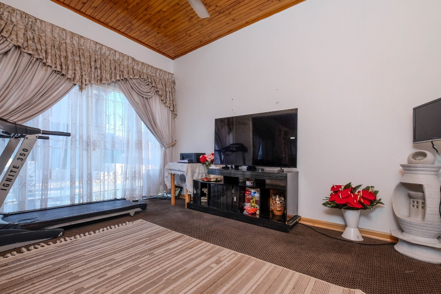 6 Bedroom Property for Sale in Helderkruin Gauteng