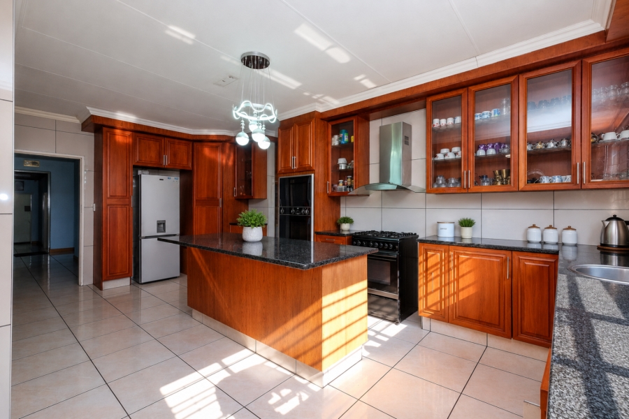 6 Bedroom Property for Sale in Helderkruin Gauteng
