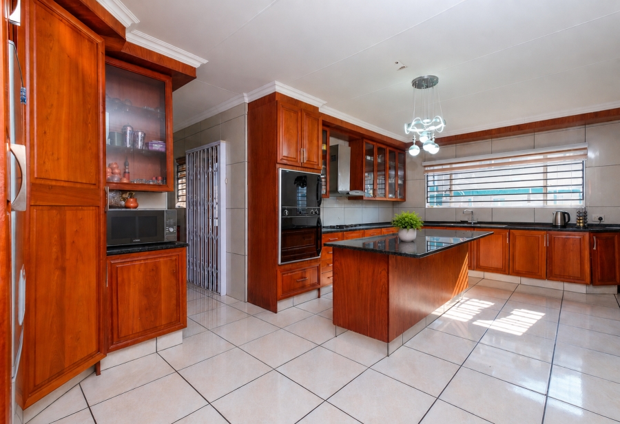 6 Bedroom Property for Sale in Helderkruin Gauteng
