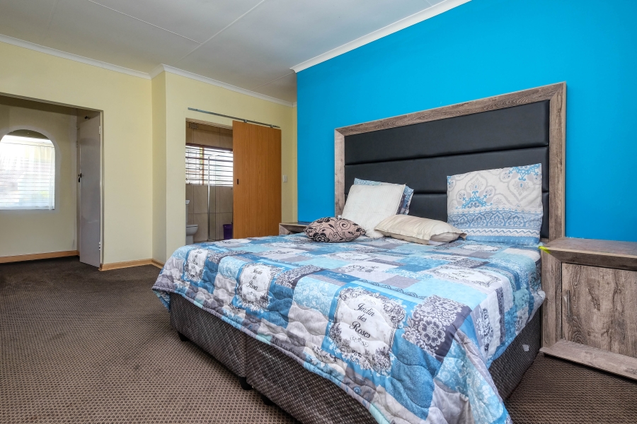 6 Bedroom Property for Sale in Helderkruin Gauteng