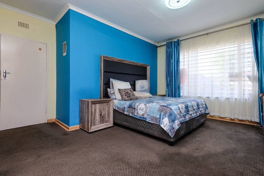 6 Bedroom Property for Sale in Helderkruin Gauteng