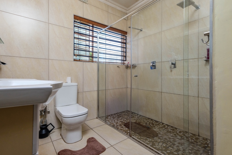 6 Bedroom Property for Sale in Helderkruin Gauteng