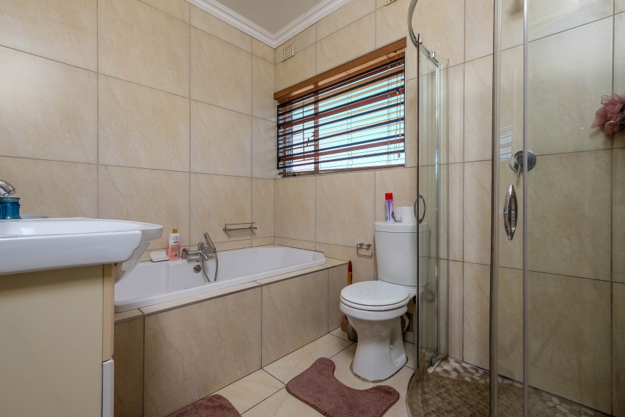 6 Bedroom Property for Sale in Helderkruin Gauteng