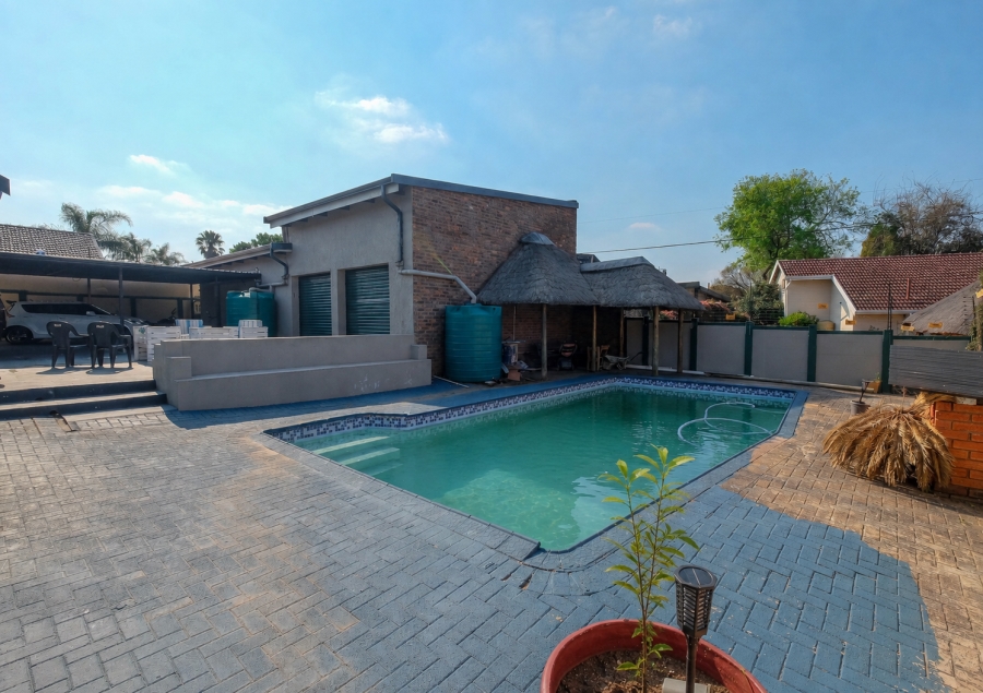 6 Bedroom Property for Sale in Helderkruin Gauteng