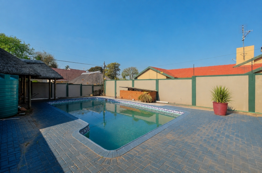6 Bedroom Property for Sale in Helderkruin Gauteng