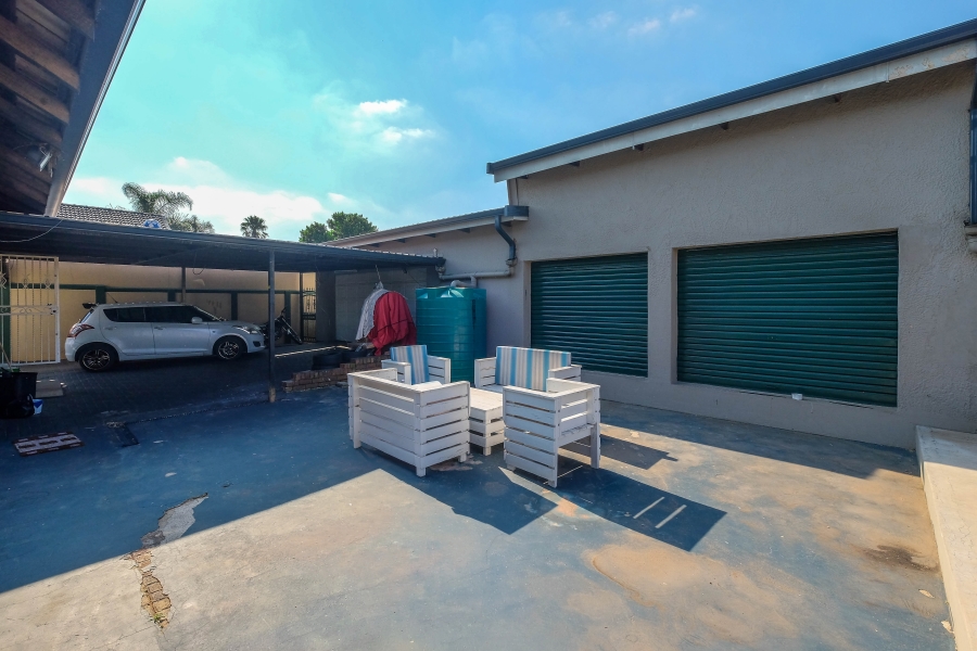 6 Bedroom Property for Sale in Helderkruin Gauteng