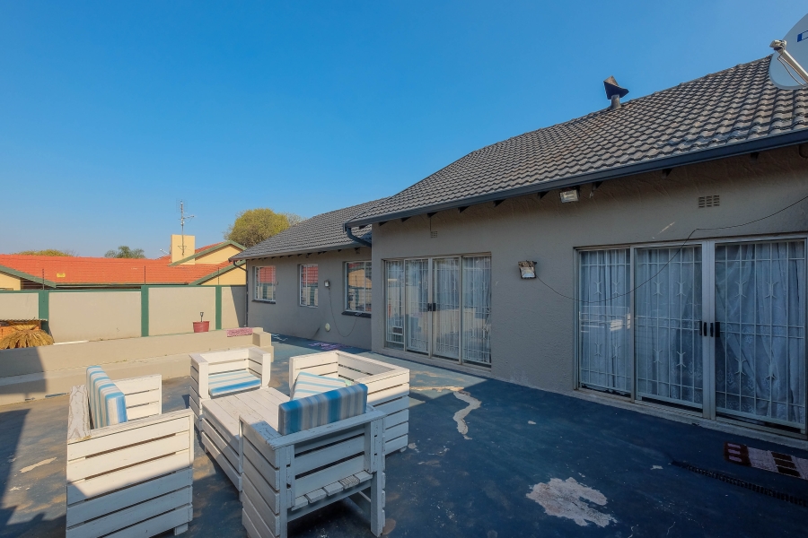 6 Bedroom Property for Sale in Helderkruin Gauteng