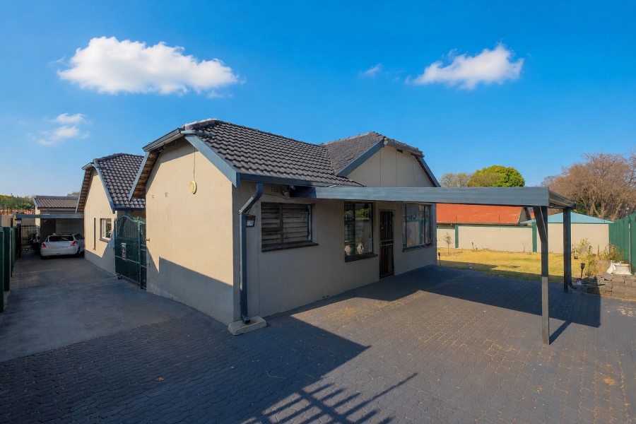 6 Bedroom Property for Sale in Helderkruin Gauteng