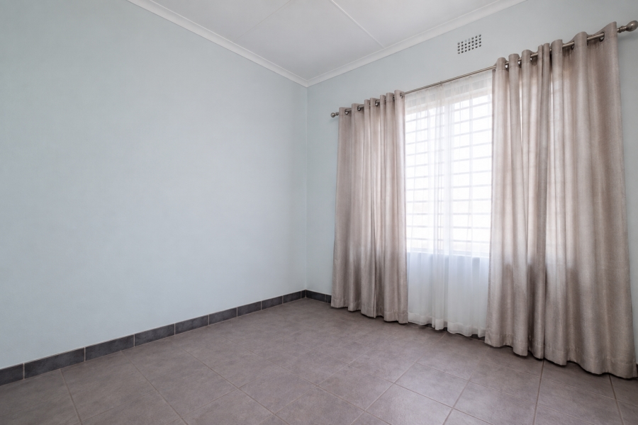 6 Bedroom Property for Sale in Helderkruin Gauteng