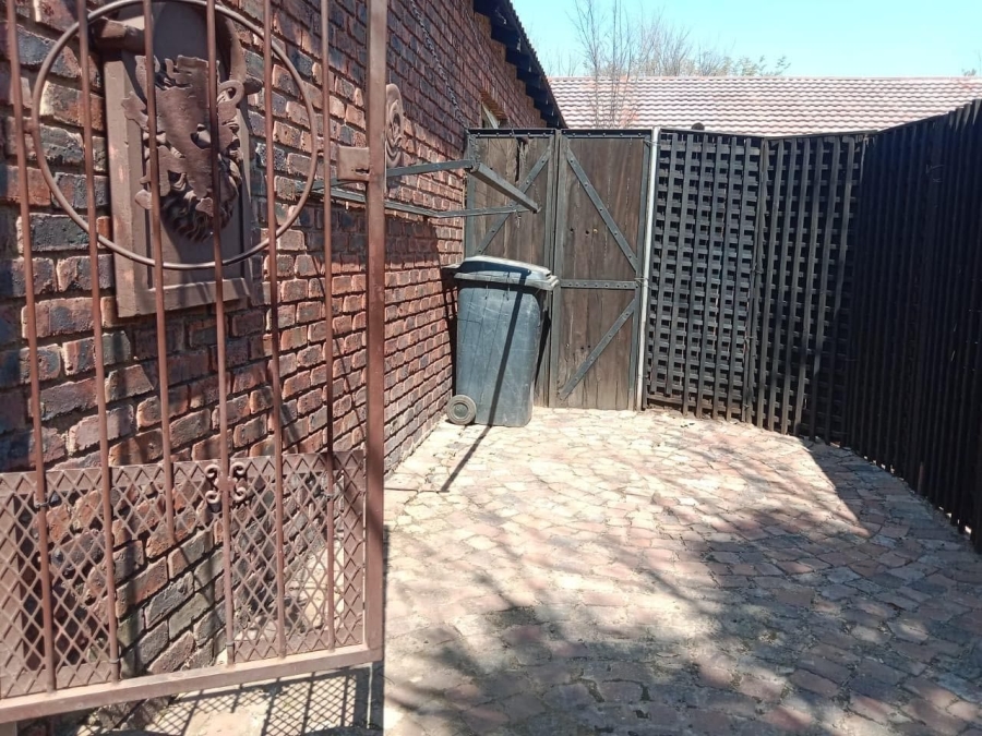 To Let 1 Bedroom Property for Rent in Glen Austin Gauteng