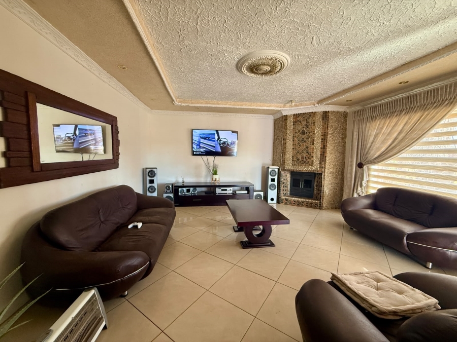 5 Bedroom Property for Sale in The Orchards Gauteng