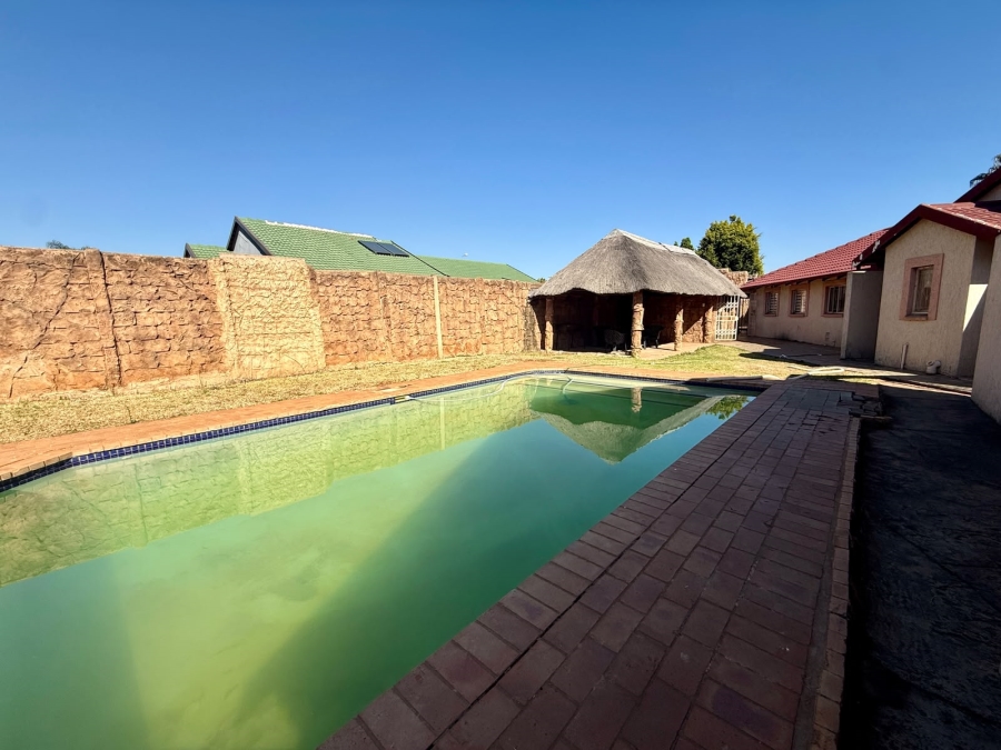 5 Bedroom Property for Sale in The Orchards Gauteng