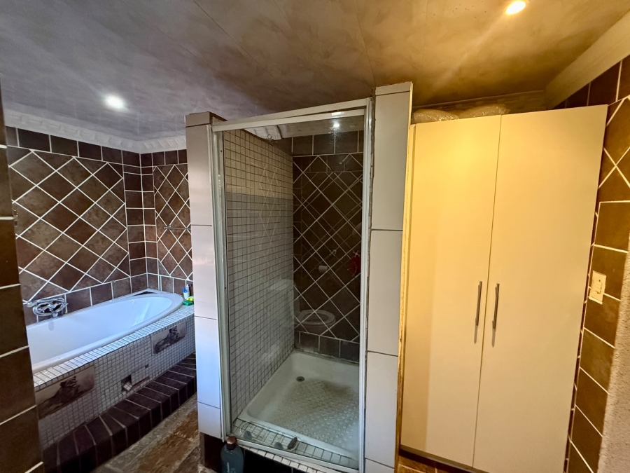 5 Bedroom Property for Sale in The Orchards Gauteng