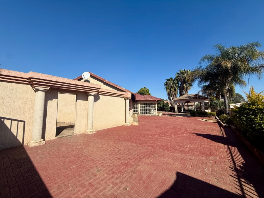 5 Bedroom Property for Sale in The Orchards Gauteng